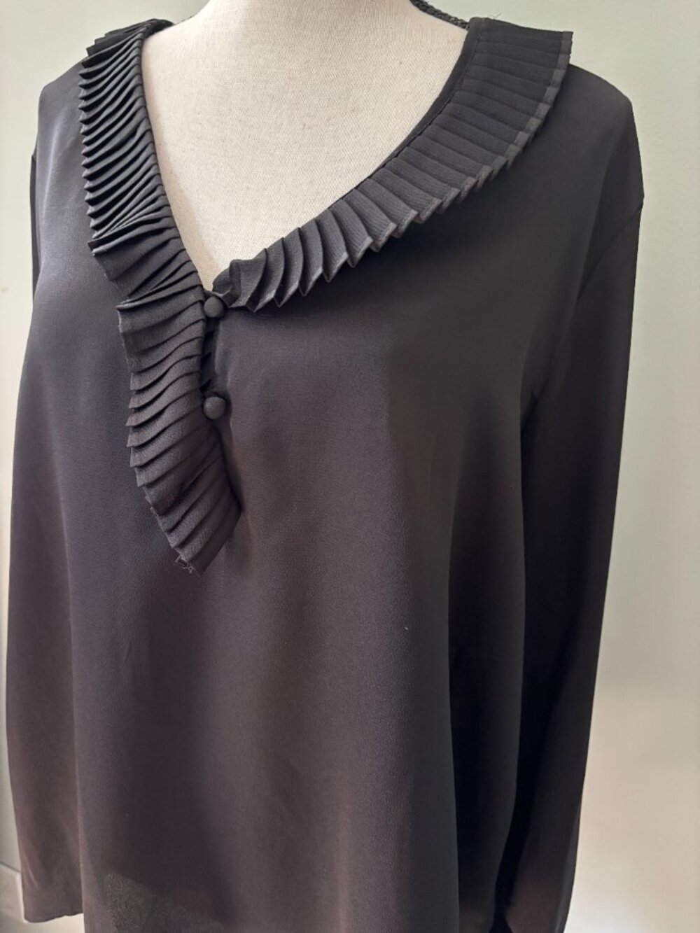 Vince Camuto Black Pleated Ruffle V-Neck Blouse Size L NWT - Picture 2 of 7
